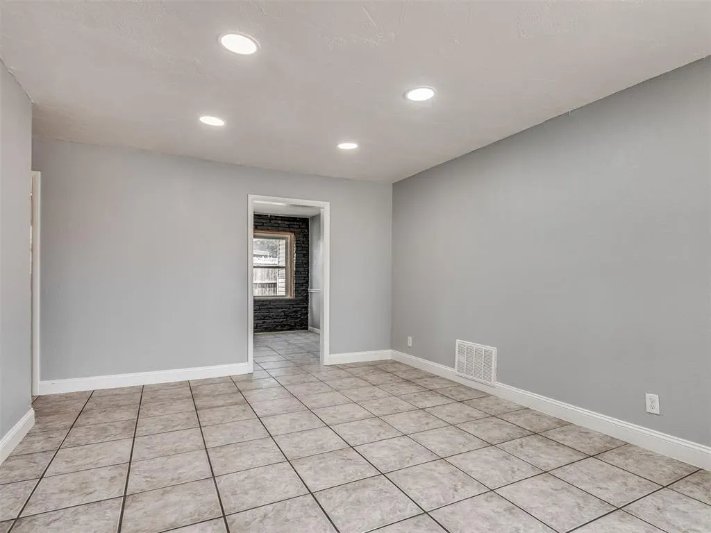 Photo 5 — 657 E Frolich Drive, Midwest City, OK 73110