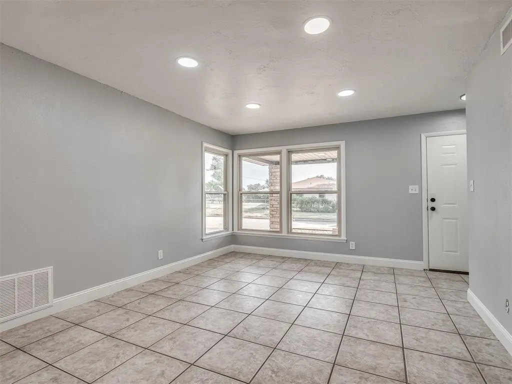 Photo 7 — 657 E Frolich Drive, Midwest City, OK 73110