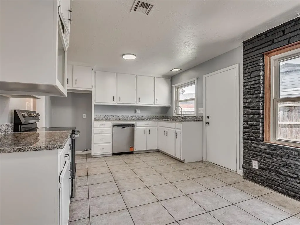 Photo 8 — 657 E Frolich Drive, Midwest City, OK 73110