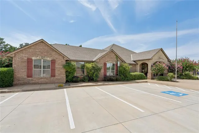 Photo 3 — 2933 S Bryant Avenue, Edmond, OK 73013
