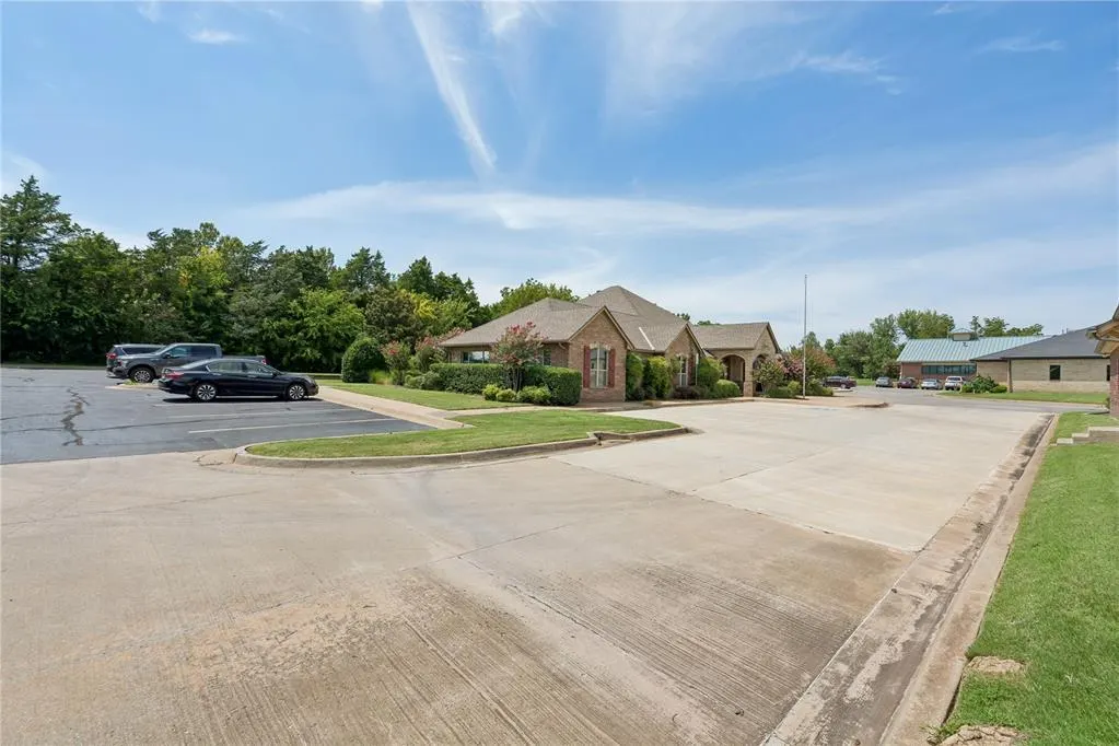 Photo 4 — 2933 S Bryant Avenue, Edmond, OK 73013