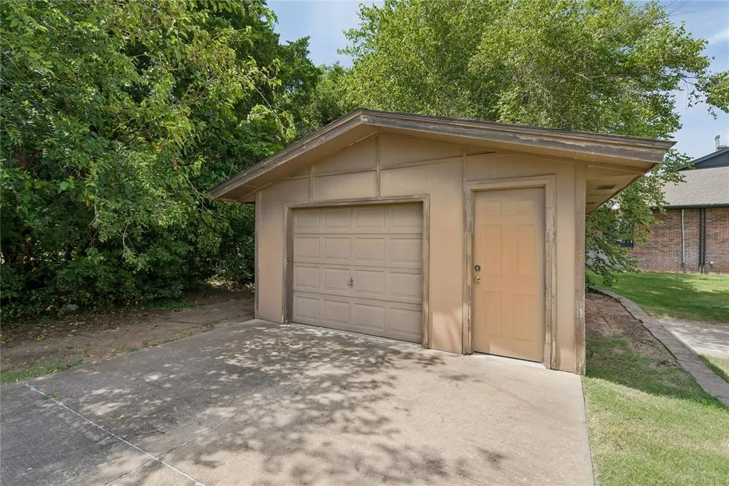 Photo 10 — 2933 S Bryant Avenue, Edmond, OK 73013