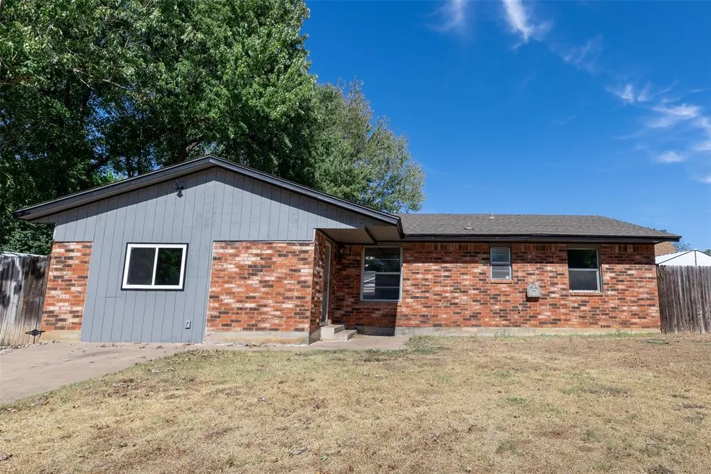 Front exterior — 304 Jarman Circle, McLoud, OK 74851
