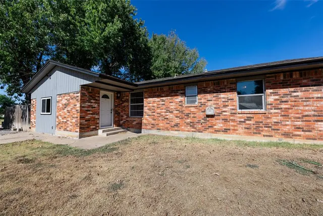 Photo 2 — 304 Jarman Circle, McLoud, OK 74851