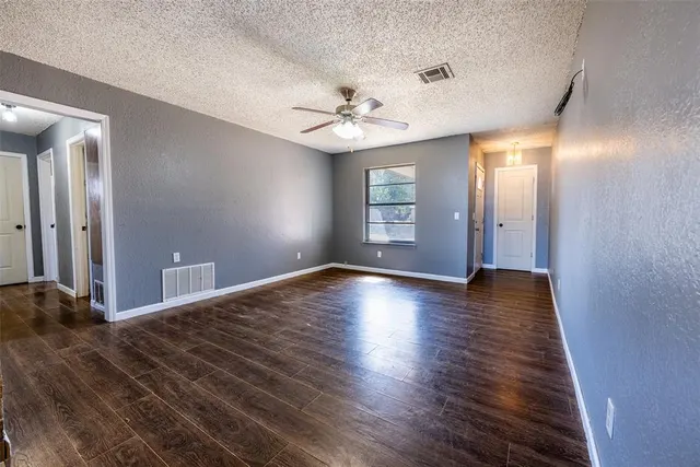 Photo 3 — 304 Jarman Circle, McLoud, OK 74851