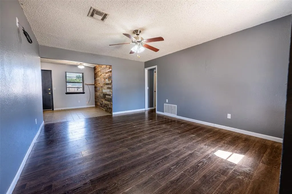 Photo 4 — 304 Jarman Circle, McLoud, OK 74851