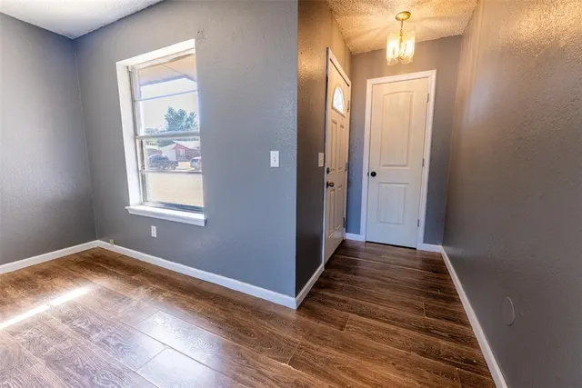 Photo 5 — 304 Jarman Circle, McLoud, OK 74851