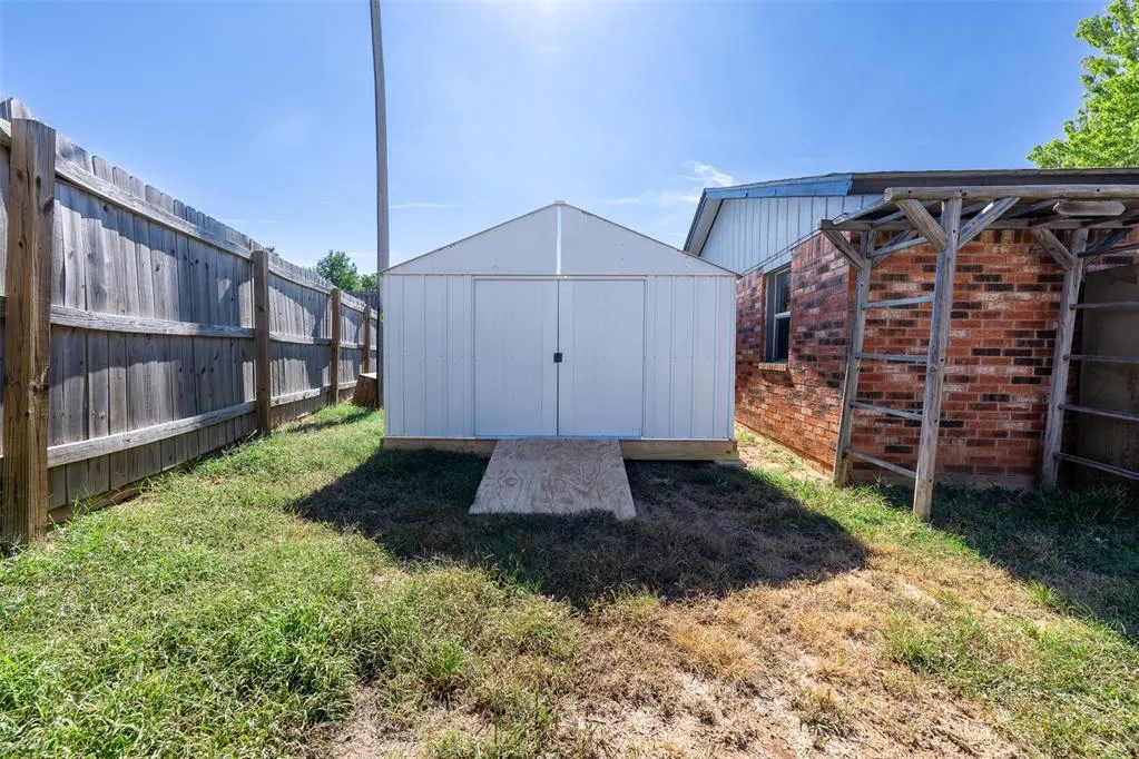 Photo 21 — 304 Jarman Circle, McLoud, OK 74851