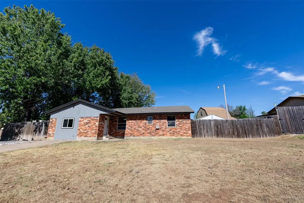 Photo 23 — 304 Jarman Circle, McLoud, OK 74851
