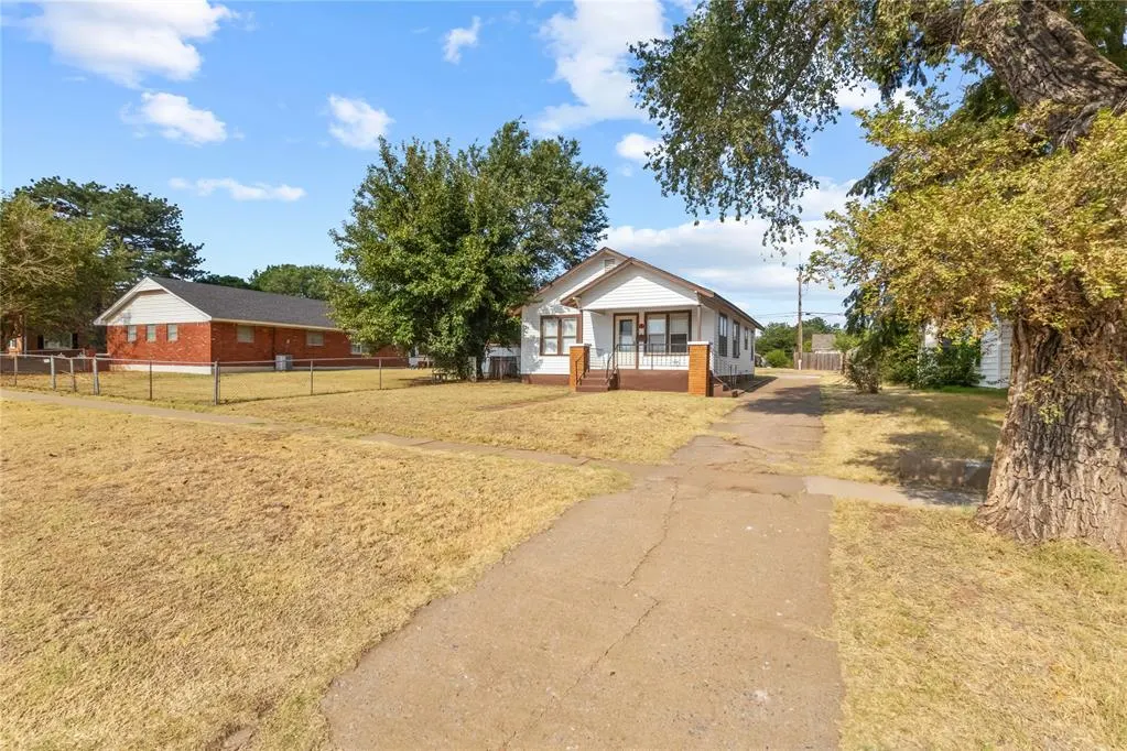 Photo 2 — 322 S 13th Street, Clinton, OK 73601