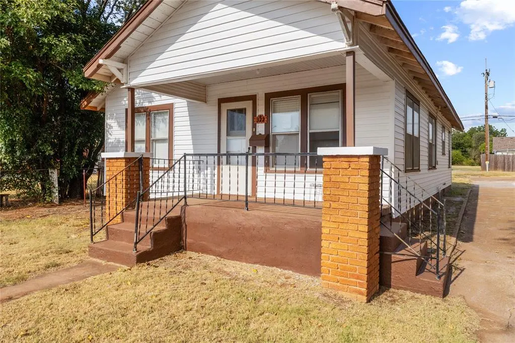 Photo 3 — 322 S 13th Street, Clinton, OK 73601