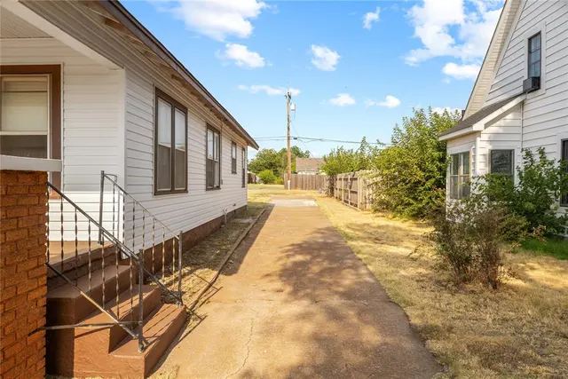 Photo 4 — 322 S 13th Street, Clinton, OK 73601