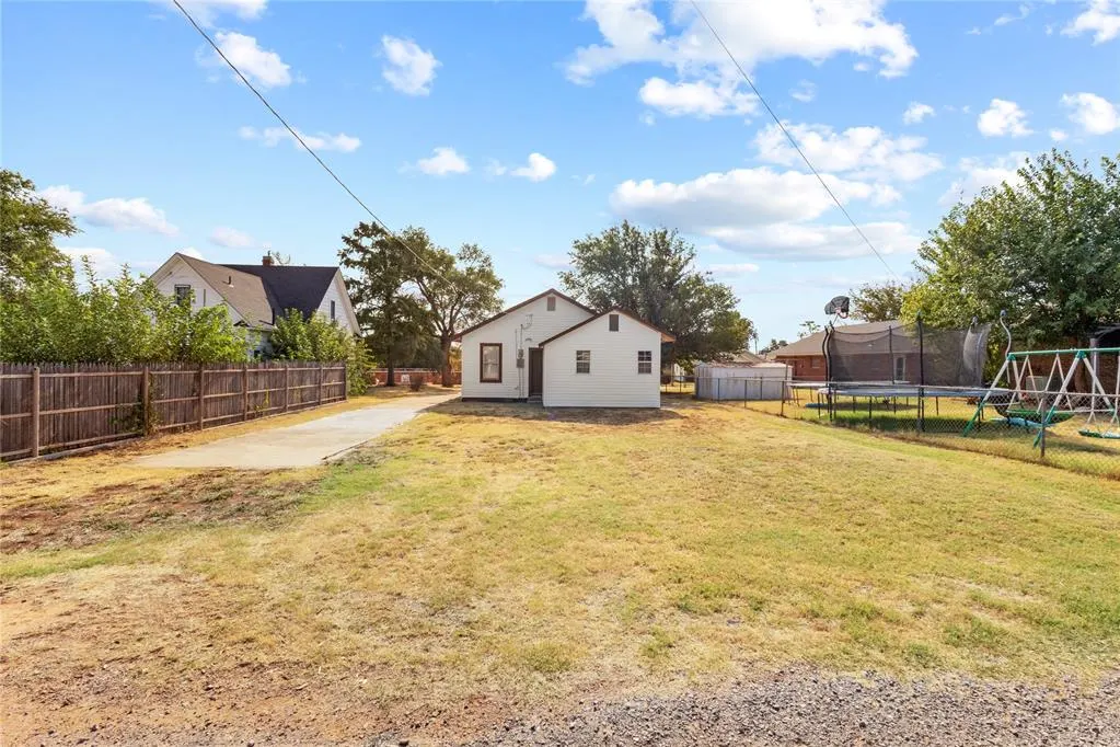 Photo 26 — 322 S 13th Street, Clinton, OK 73601