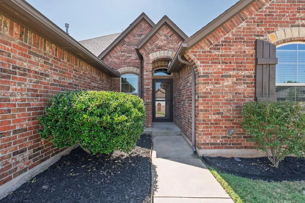 Photo 2 — 19033 Meadows Crossing Drive, Edmond, OK 73012
