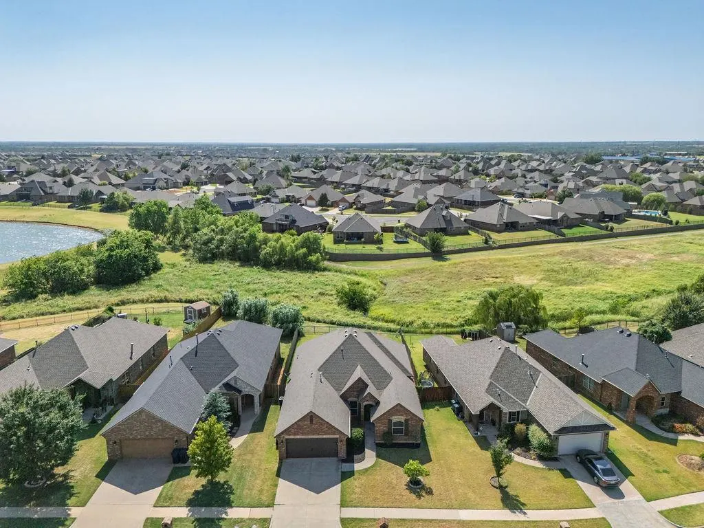 Photo 35 — 19033 Meadows Crossing Drive, Edmond, OK 73012