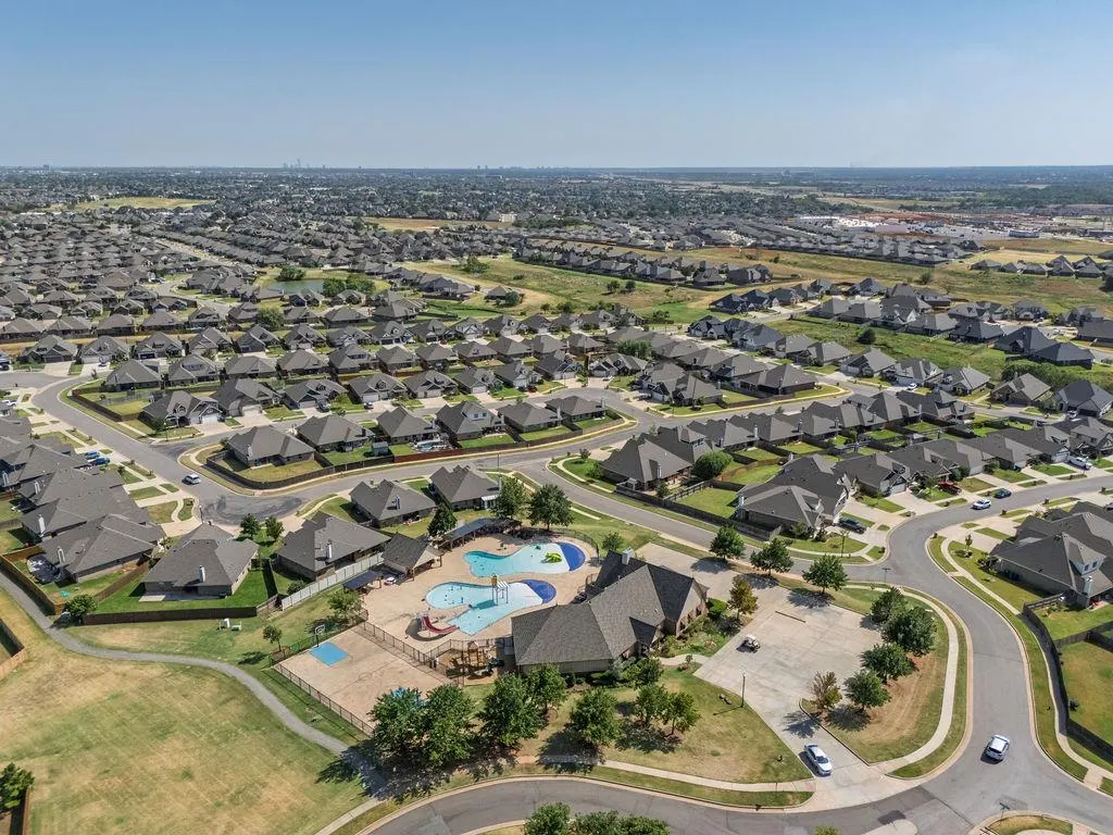 Photo 38 — 19033 Meadows Crossing Drive, Edmond, OK 73012