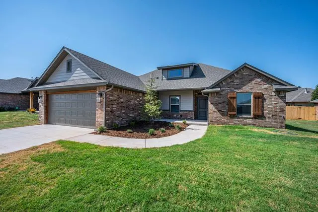 Photo 2 — 2009 W Flintlock Way, Mustang, OK 73064