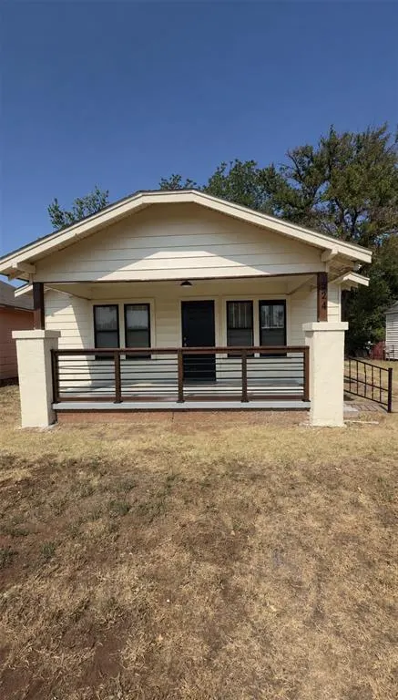 Photo 2 — 524 S 8th Street, Clinton, OK 73601