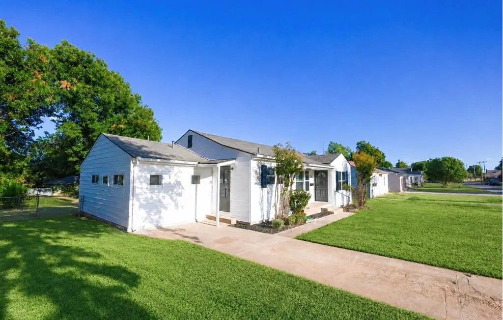 Photo 2 — 214 N 17th Street, Chickasha, OK 73018