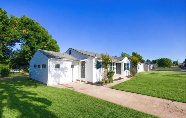 Photo 2 — 214 N 17th Street, Chickasha, OK 73018