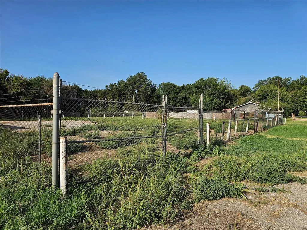 Photo 4 — 600 SE 4th Street, Lindsay, OK 73052