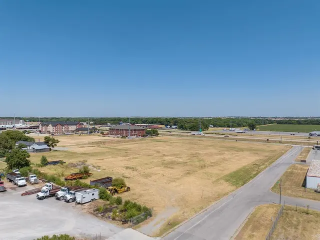 Photo 4 — 425 SE Interstate Drive, Lawton, OK 73501