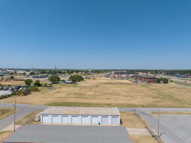 Photo 5 — 425 SE Interstate Drive, Lawton, OK 73501