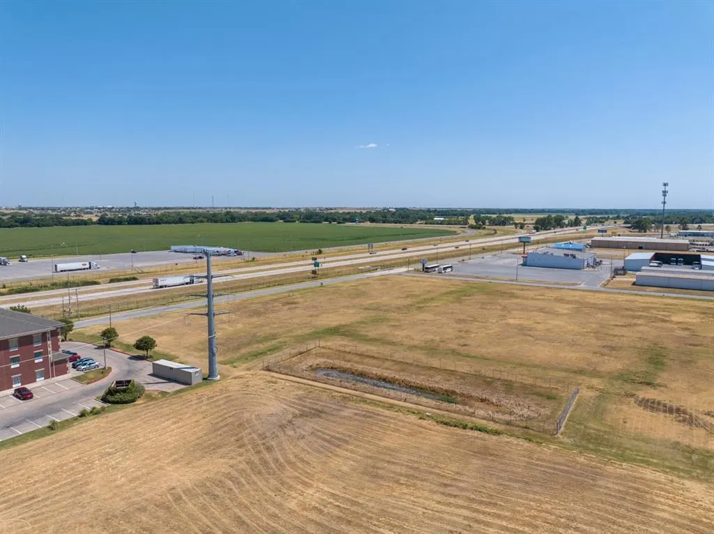 Photo 6 — 425 SE Interstate Drive, Lawton, OK 73501