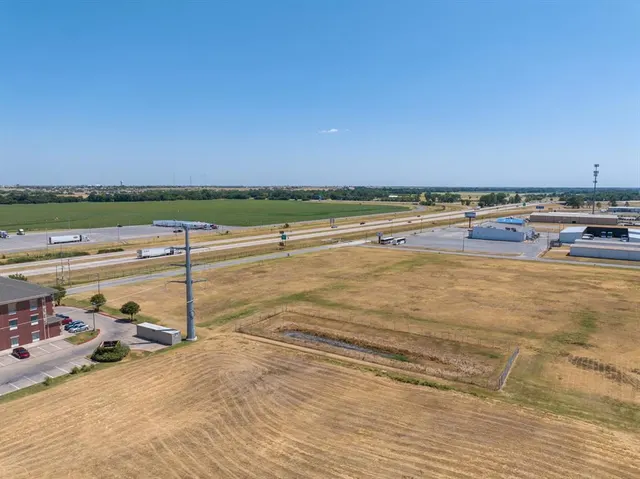 Photo 6 — 425 SE Interstate Drive, Lawton, OK 73501