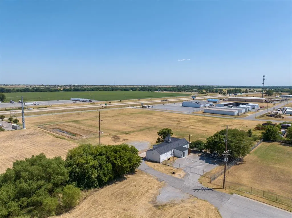 Photo 8 — 425 SE Interstate Drive, Lawton, OK 73501