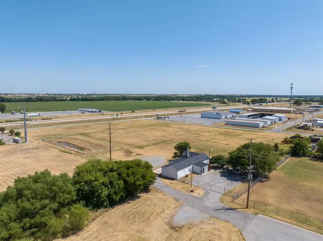 Photo 8 — 425 SE Interstate Drive, Lawton, OK 73501