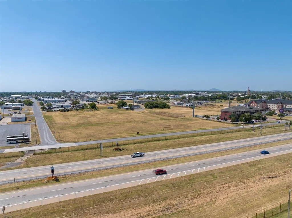 Photo 9 — 425 SE Interstate Drive, Lawton, OK 73501