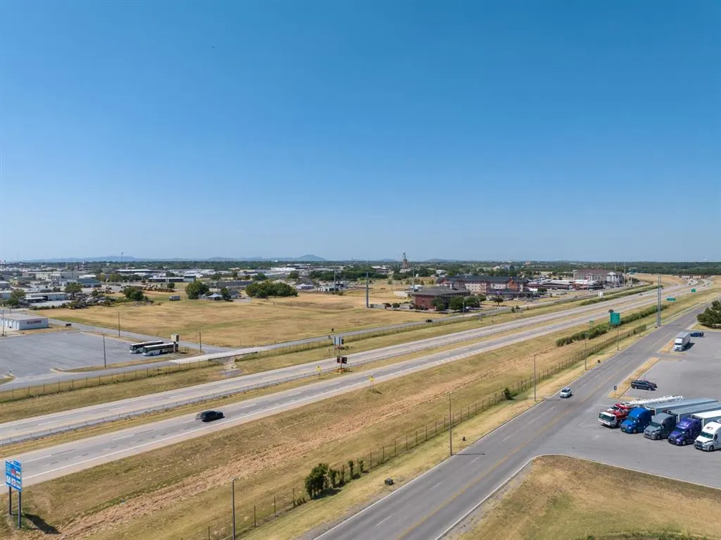Photo 11 — 425 SE Interstate Drive, Lawton, OK 73501