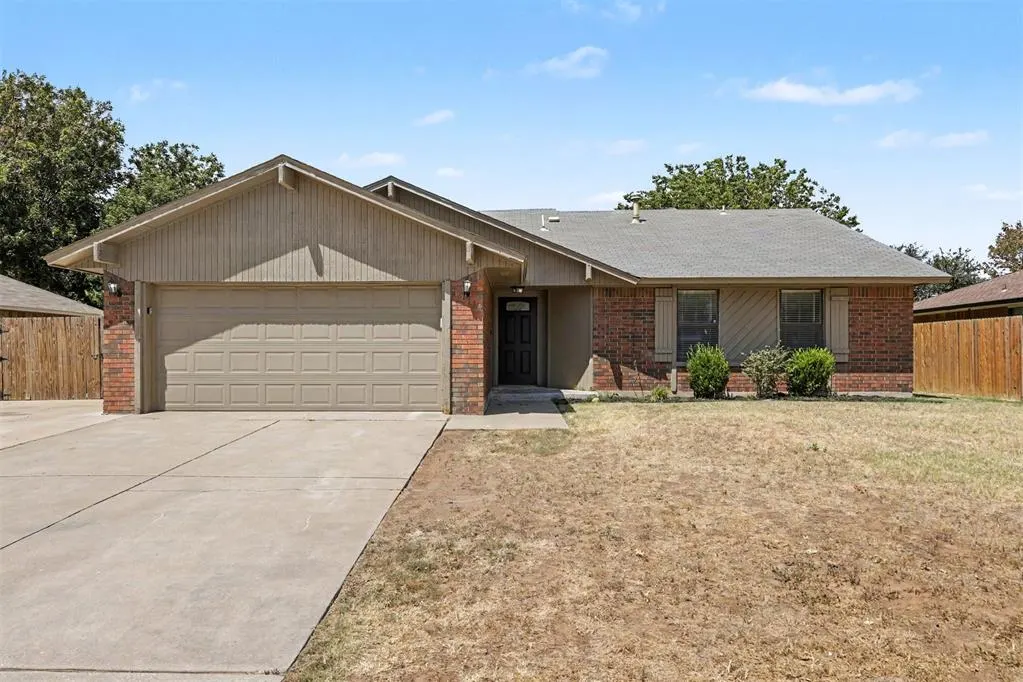 Front exterior — 10005 S Glascow Terrace, Yukon, OK 73099