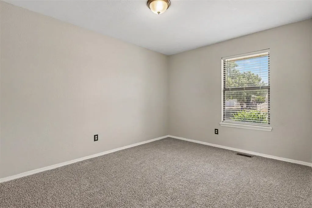 Photo 9 — 10005 S Glascow Terrace, Yukon, OK 73099