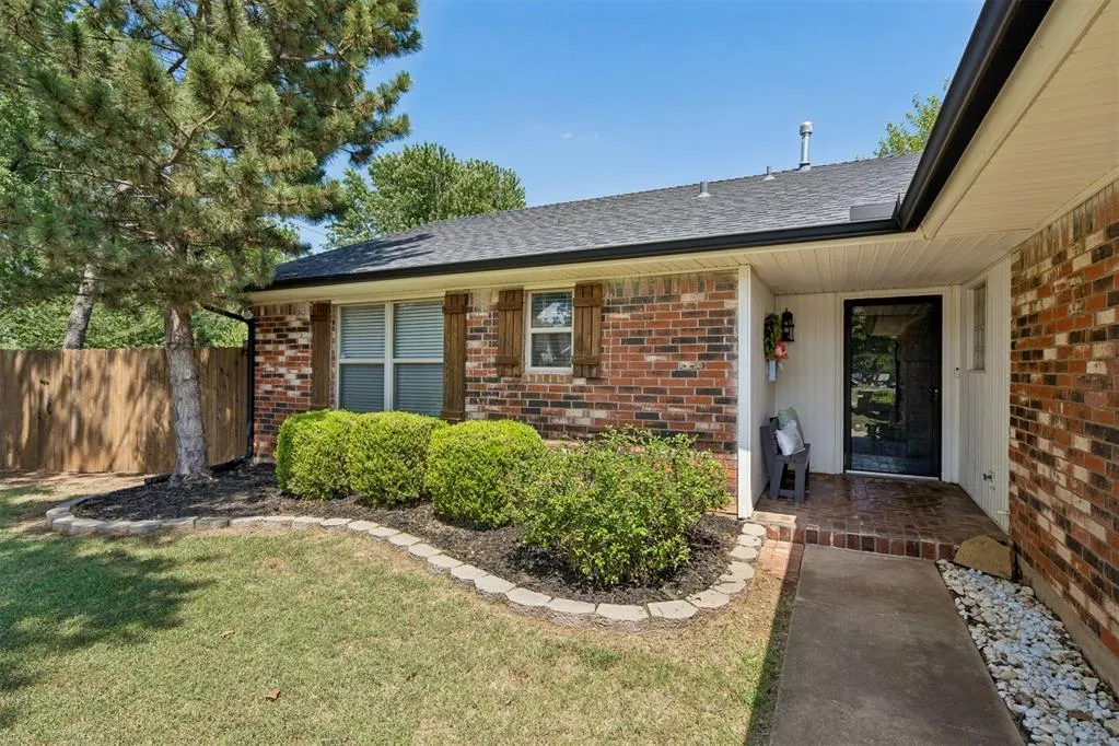 Photo 3 — 1001 Apollo Circle, Edmond, OK 73003