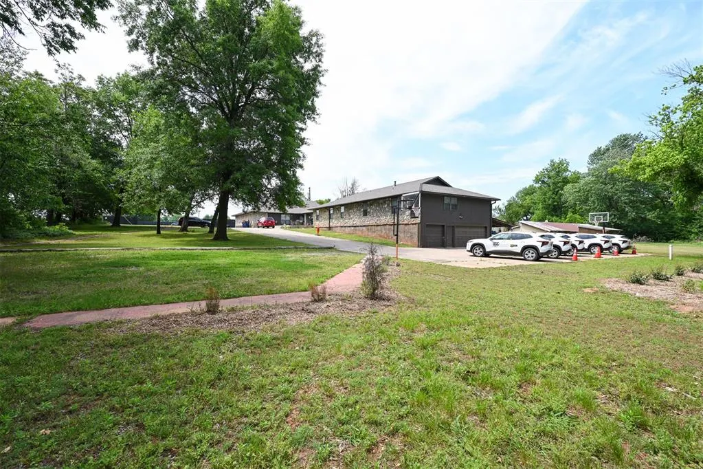 Photo 8 — 908 E 12th Avenue, Stillwater, OK 74074