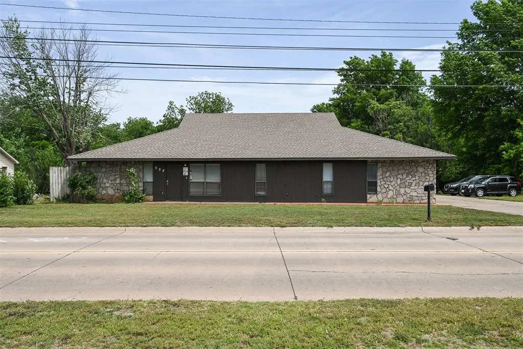 Photo 2 — 908 E 12th Avenue, Stillwater, OK 74074