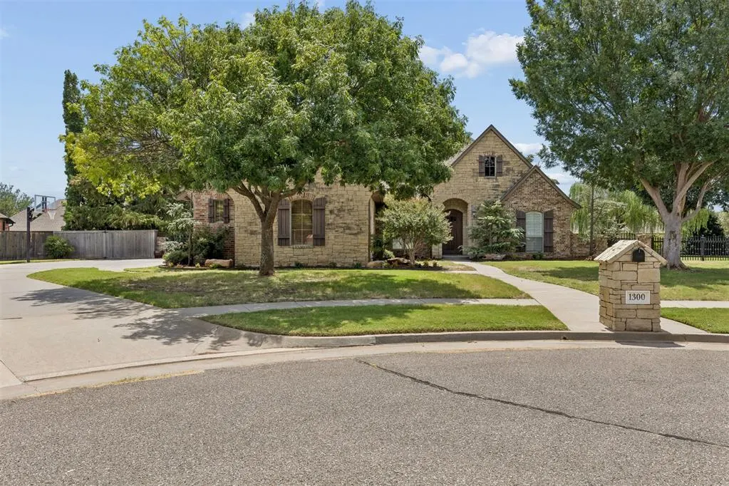Photo 3 — 1300 Redbud Court, Moore, OK 73160