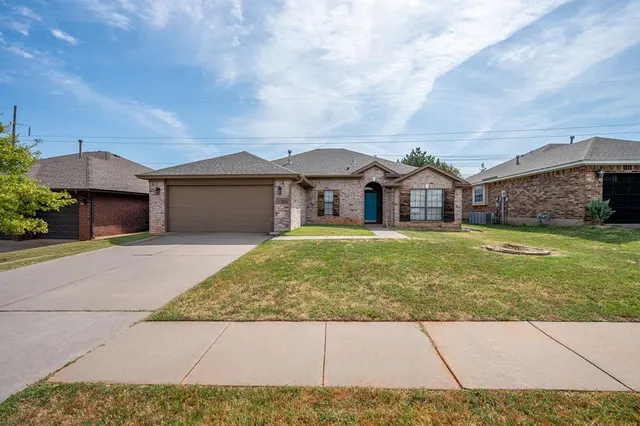 Photo 2 — 213 Sandstone Drive, Norman, OK 73071