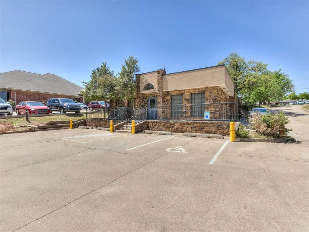 Front exterior — 910 S Bryant Avenue, Edmond, OK 73034