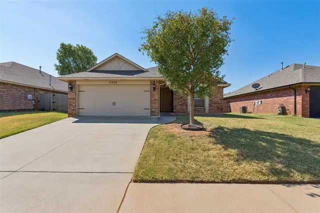 Photo 2 — 10628 SW 36th Street, Yukon, OK 73099