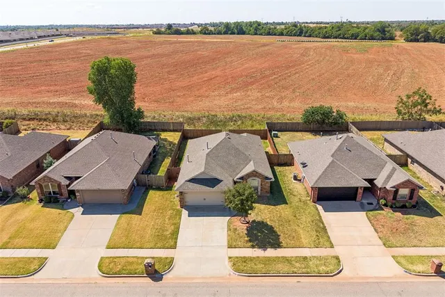 Photo 4 — 10628 SW 36th Street, Yukon, OK 73099