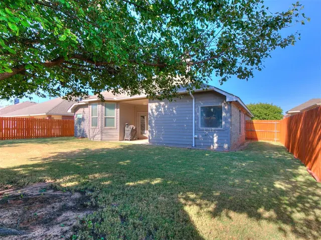 Photo 6 — 2404 Vintage Park Lane, Yukon, OK 73099