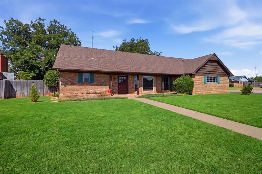 Front exterior — 1619 Crestview Drive, Cordell, OK 73632