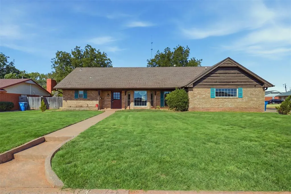 Photo 2 — 1619 Crestview Drive, Cordell, OK 73632