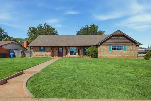 Photo 2 — 1619 Crestview Drive, Cordell, OK 73632
