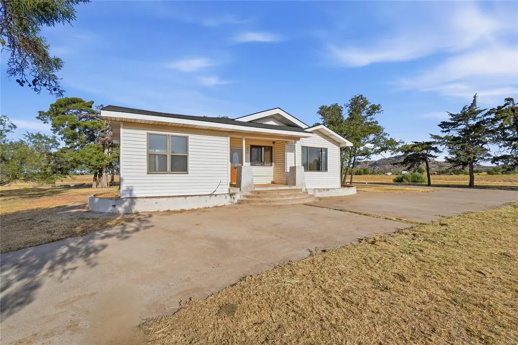 Front exterior — 725 W Broadway Street, Mountain Park, OK 73552