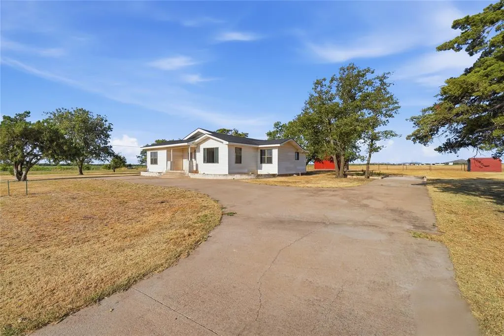 Photo 3 — 725 W Broadway Street, Mountain Park, OK 73552