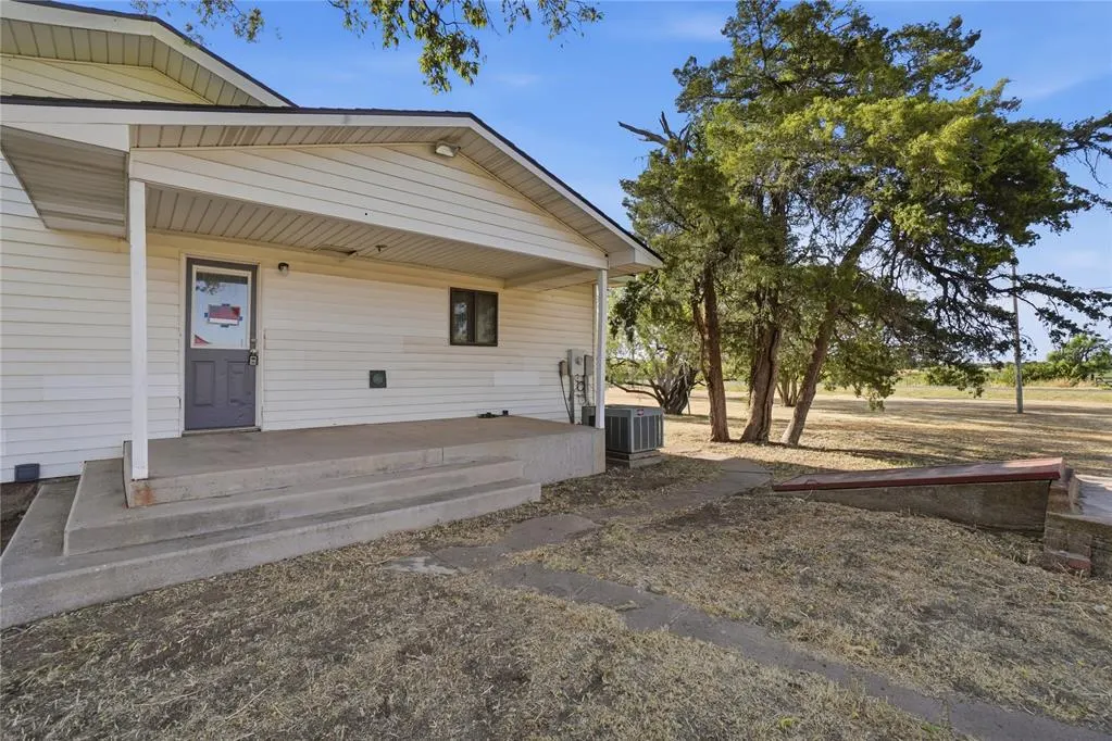 Photo 24 — 725 W Broadway Street, Mountain Park, OK 73552